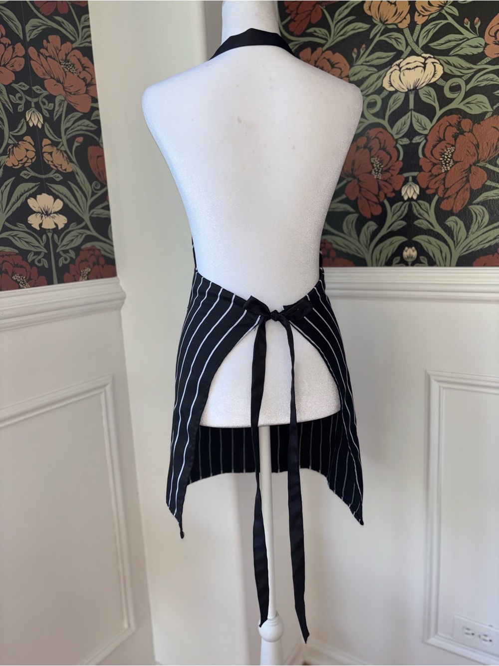 NWOT Adjustable Black Pinstripe Apron Chef Kitchen - Picture 7 of 7
